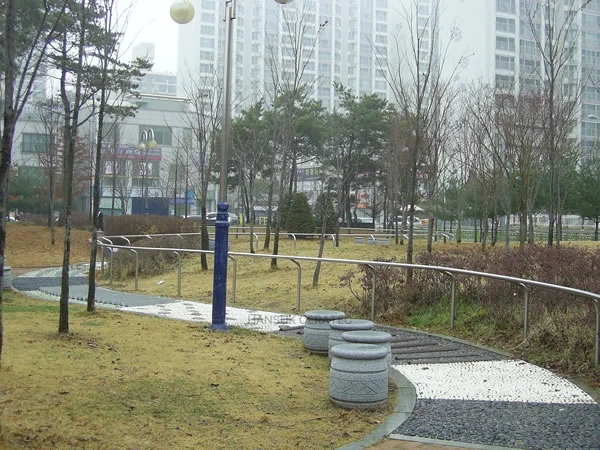 평택근린공원 건강지압보도 (해미석심기) 시공 사진 2/2