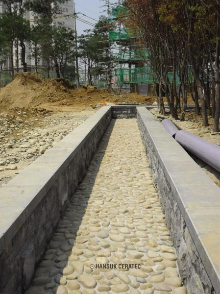 평택 소사벌 수질복원센터 시설공사 건강지압보도 (해미석심기) 시공 사진 2/3
