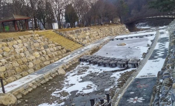 용문산 관광지 건강지압보도 (해미석심기) 시공 사진 2/4