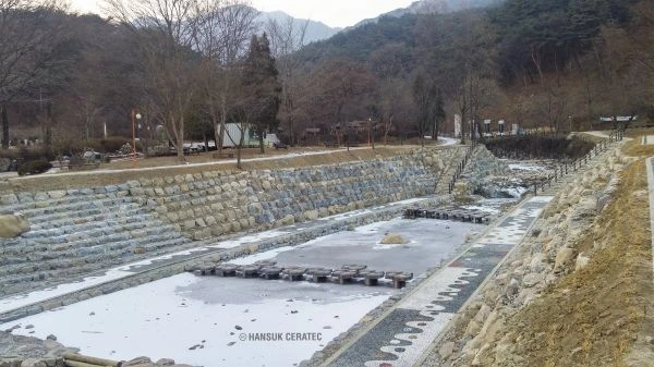 용문산 관광지 건강지압보도 (해미석심기) 시공 사진 4/4