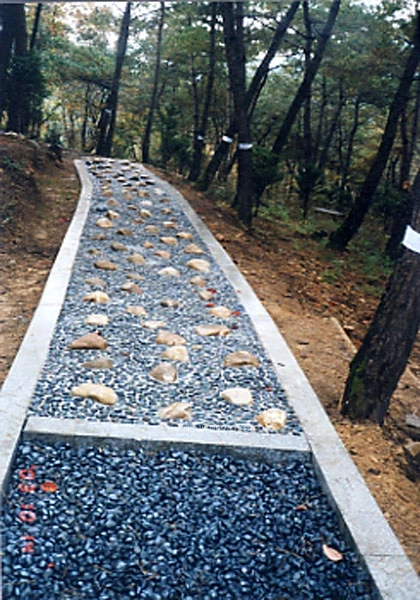 단양 등산로 지압보도포장 건강지압보도 (해미석심기) 시공 사진 6/8