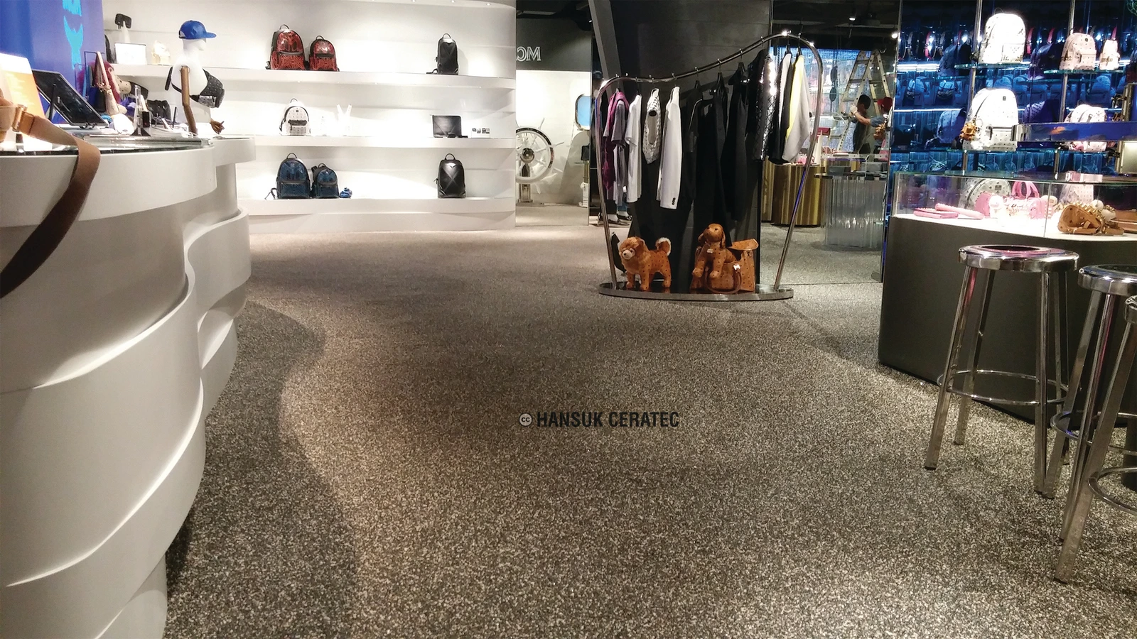 제주 MCM매장 스톤카펫 Natural Stone (콩자갈수지) 포장 시공 사진 2/3