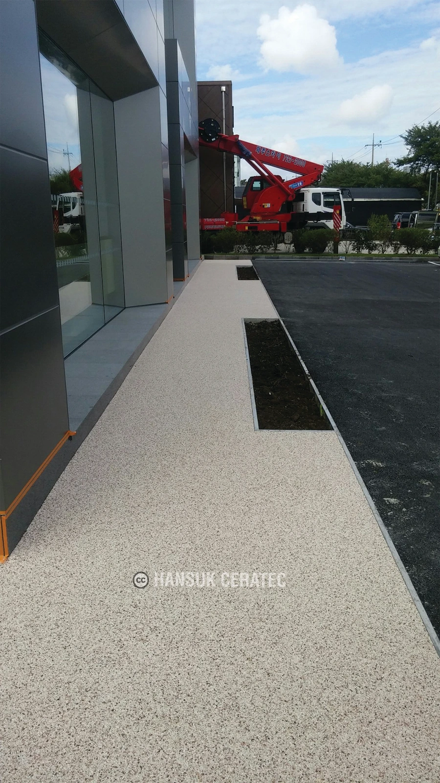 랜드로버 자동차 제주점 스톤카펫 Natural Stone (콩자갈수지) 포장 시공 사진 5/5
