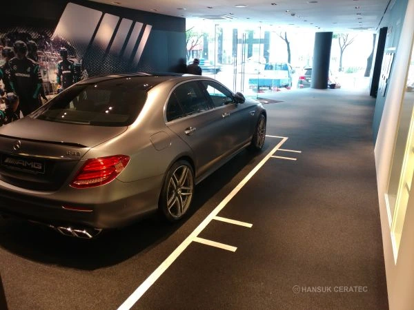 청담동 벤츠 AMG 전시장 스톤카펫 Natural Stone (콩자갈수지) 포장 시공 사진 2/7