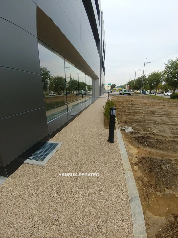 천안 레인지로버 전시장 스톤카펫 Natural Stone (콩자갈수지) 포장 시공 사진 2/5