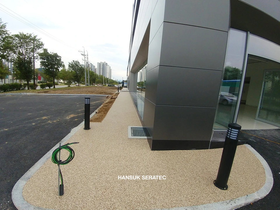 천안 레인지로버 전시장 스톤카펫 Natural Stone (콩자갈수지) 포장 시공 사진 3/5