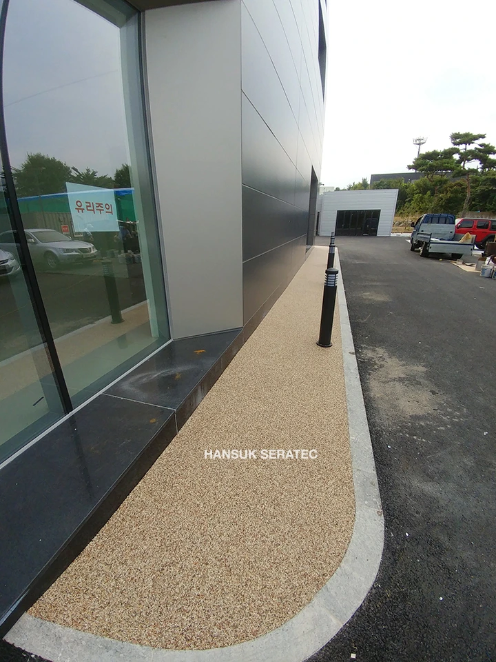 천안 레인지로버 전시장 스톤카펫 Natural Stone (콩자갈수지) 포장 시공 사진 4/5