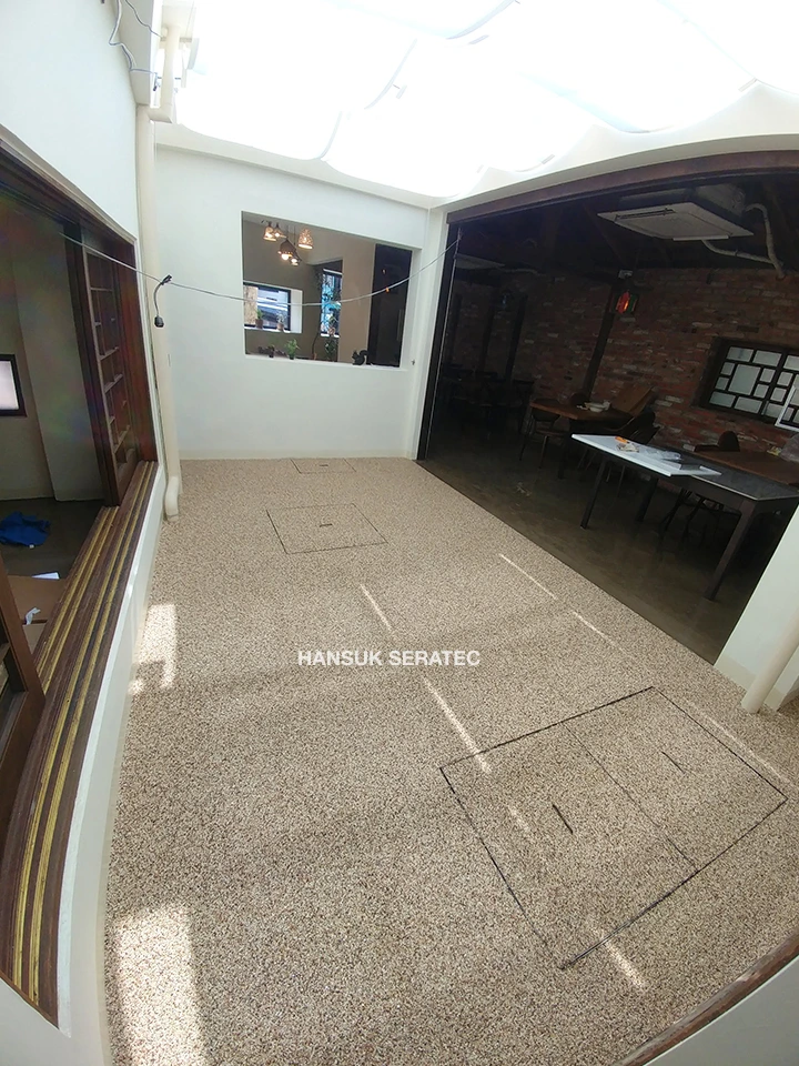 용산 카페 현장 스톤카펫 Natural Stone (콩자갈수지) 포장 시공 사진 2/3