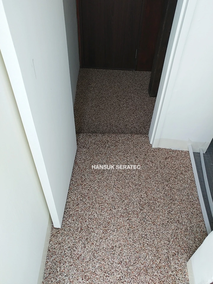 용산 카페 현장 스톤카펫 Natural Stone (콩자갈수지) 포장 시공 사진 3/3