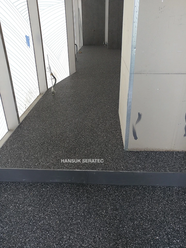 르네상스 센터필드 F&B 신축공사 내 일식집 스톤카펫 Natural Stone (콩자갈수지) 포장 시공 사진 4/4