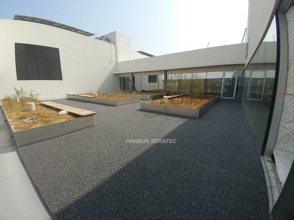 마곡지구 대상 R&D 센터 스톤카펫 Natural Stone (콩자갈수지) 포장 시공 사진 2/5