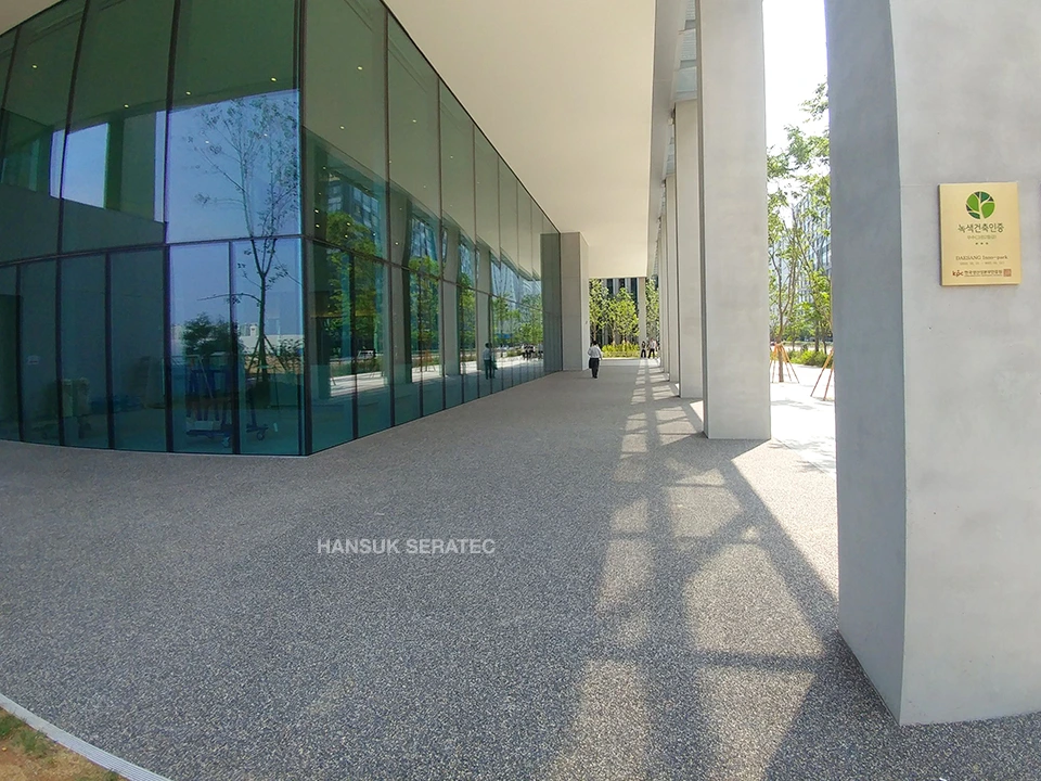 마곡지구 대상 R&D 센터 스톤카펫 Natural Stone (콩자갈수지) 포장 시공 사진 5/5