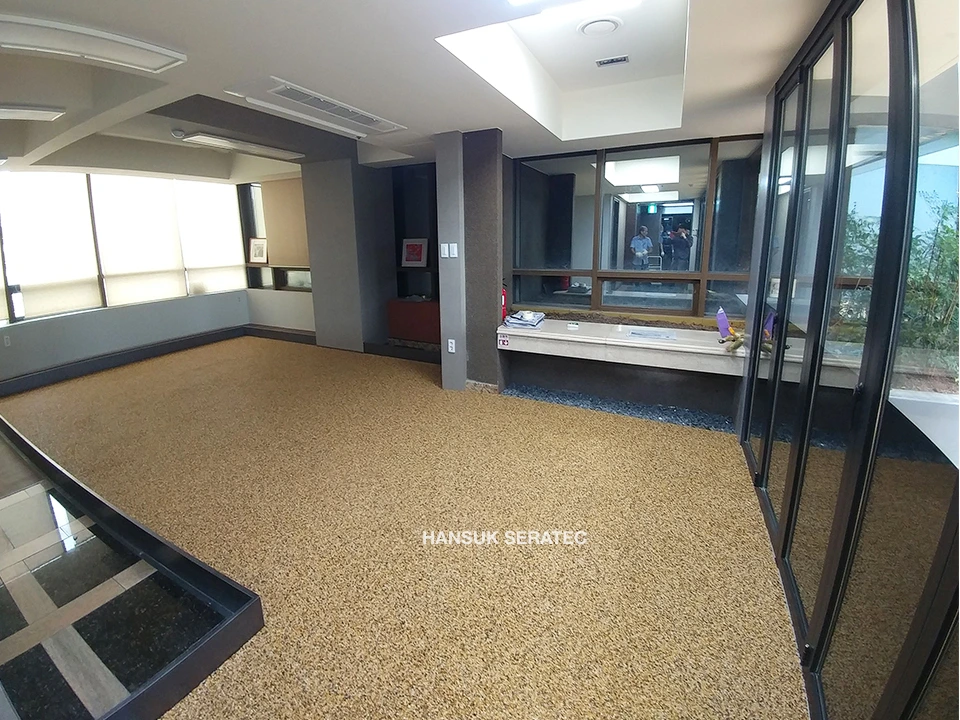 랜드마크 15층 스톤카펫 Natural Stone (콩자갈수지) 포장 시공 사진 2/4