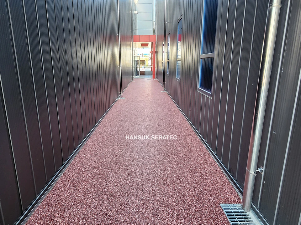 케미존 용인공장 스톤카펫 Natural Stone (콩자갈수지) 포장 시공 사진 2/3