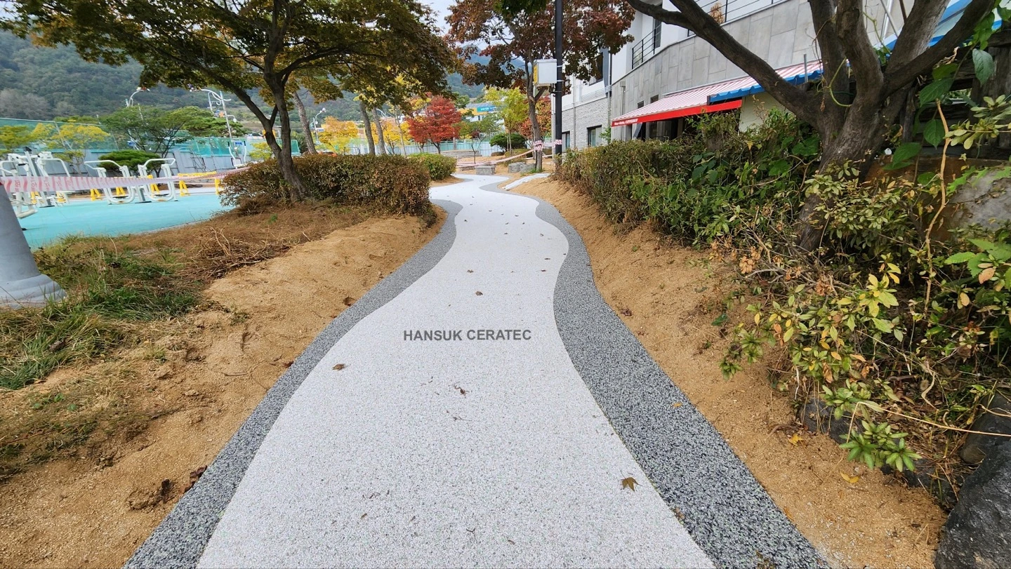 영양군청앞 별천지 녹색힐링광장 스톤카펫 Natural Stone (콩자갈수지) 포장 시공 사진 3/8
