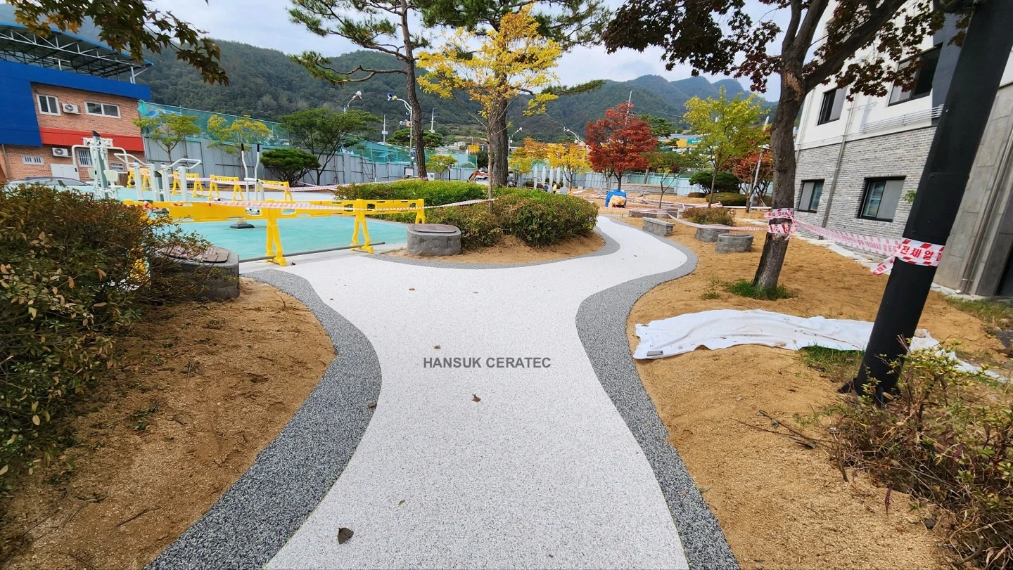 영양군청앞 별천지 녹색힐링광장 스톤카펫 Natural Stone (콩자갈수지) 포장 시공 사진 4/8
