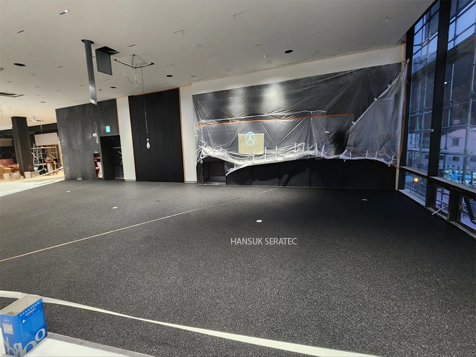 벤츠 창원전시장 스톤카펫 Natural Stone (콩자갈수지) 포장 시공 사진 2/3