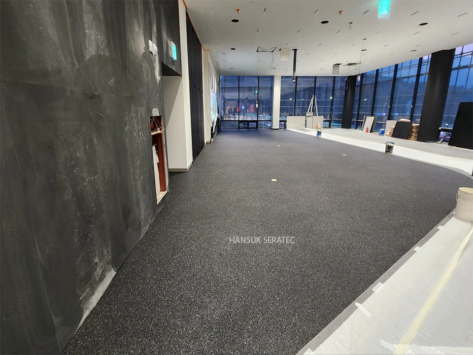 벤츠 창원전시장 스톤카펫 Natural Stone (콩자갈수지) 포장 시공 사진 3/3
