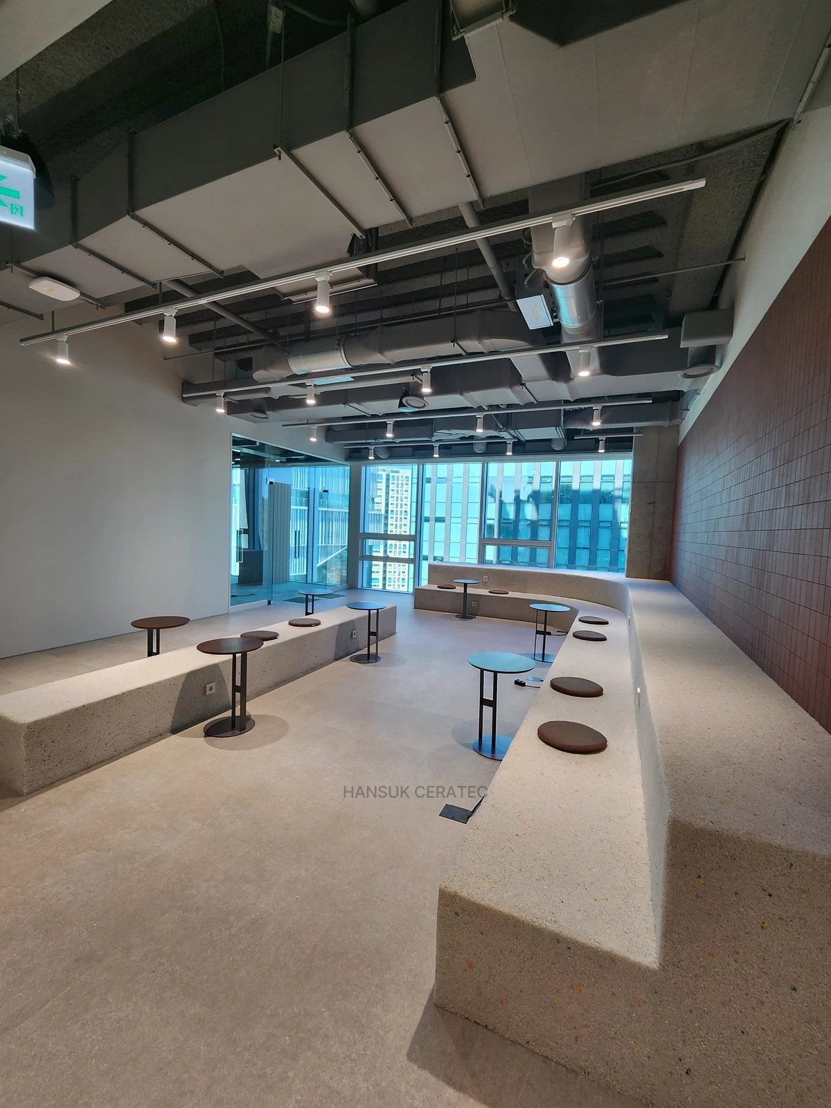 우아한형제들 판교사옥 스톤카펫 Natural Stone (콩자갈수지) 포장 시공 사진 4/9