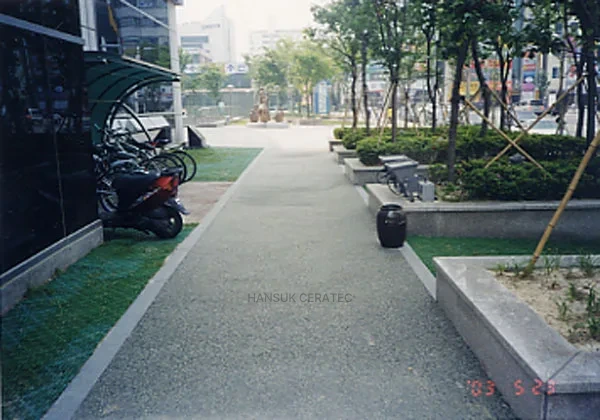 대전 교원공제회관빌딩앞 휴계공간 포장 스톤카펫 Natural Stone (콩자갈수지) 포장 시공 사진 2/2